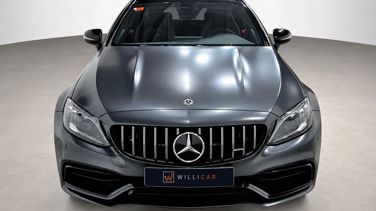 Graphitgrauer Mercedes-AMG mit WilliCar-Kennzeichen im Studio