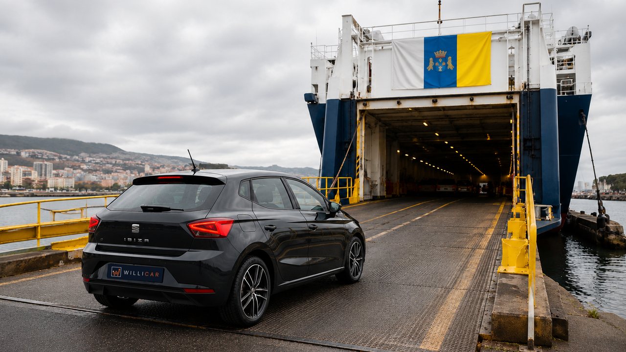 Schwarzer SEAT Ibiza mit WilliCar-Kennzeichen vor einer Fähre mit kanarischer Flagge